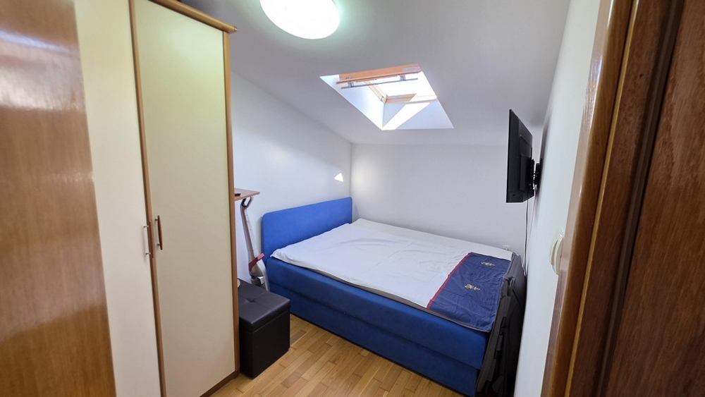 Ložnice se střešním oknem a samostatným lůžkem