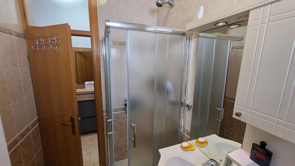 Koupelna se sprchovým koutem a umyvadlem