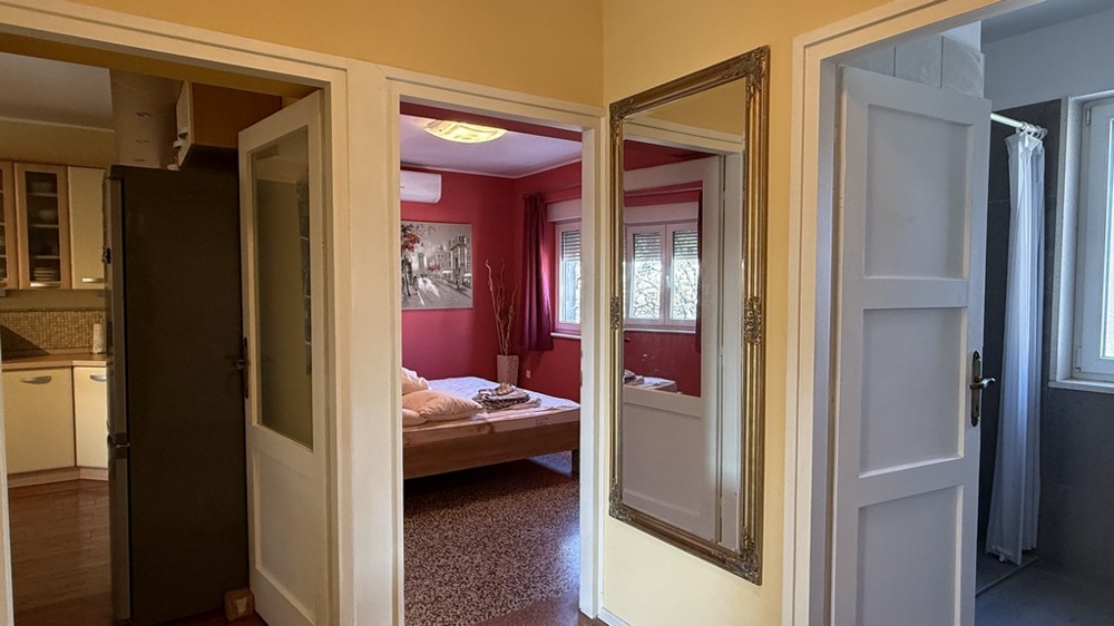 Ložnice s manželskou postelí a klimatizací ve Vodicích