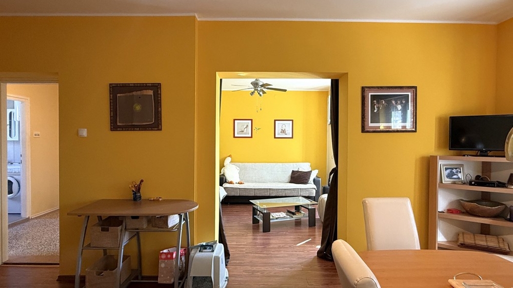 Otevřená kuchyně s vestavěnou kuchyňskou linkou a spotřebiči ve Vodicích