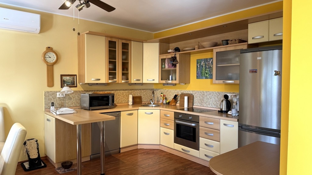 Obytná část se vstupem do kuchyně a chodby