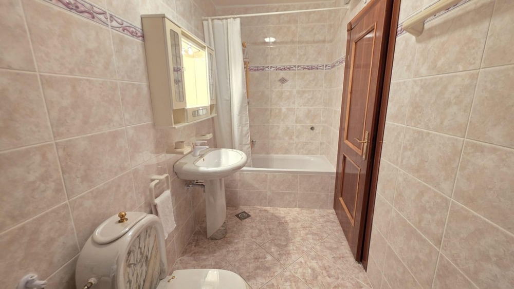 Koupelna s vanou a umyvadlem