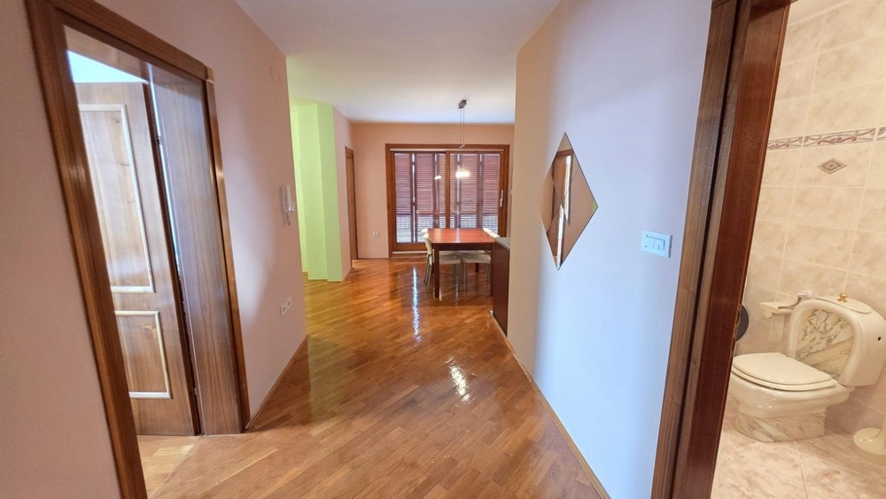 Předsíň se vstupem do koupelny a obývacího pokoje