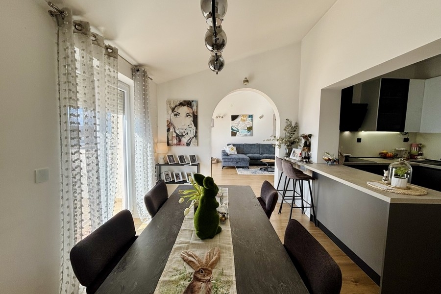 Otevřený jídelní kout s přístupem do kuchyně a spoustou přirozeného světla