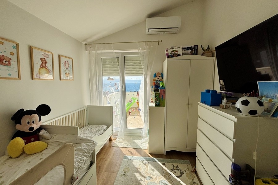 Dětský pokoj se vstupem na balkon a výhledem na moře