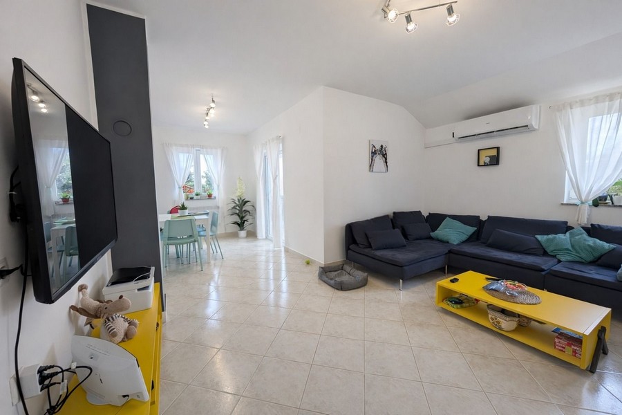 Světlý obývací pokoj se vstupem do jídelny