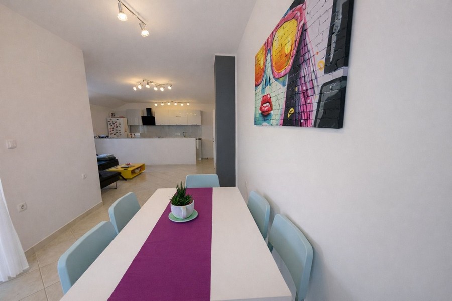 Jídelna se stolem a přístupem na terasu