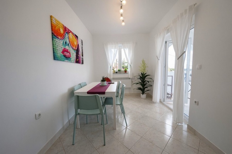 Jídelna se vstupem na balkon a spoustou přirozeného světla