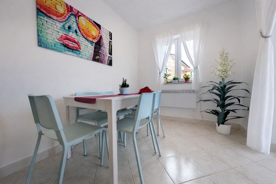 Jídelna s oknem a moderním nábytkem