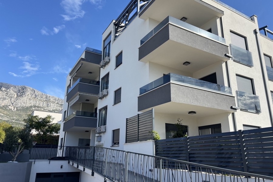 Moderní rezidenční komplex s balkony a venkovním výhledem