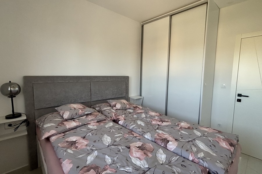 Ložnice s manželskou postelí a vestavěnou skříní