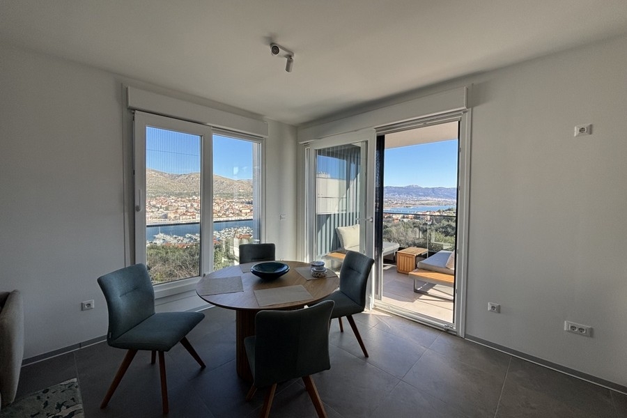 Moderní obývací pokoj s terasou a výhledem na moře