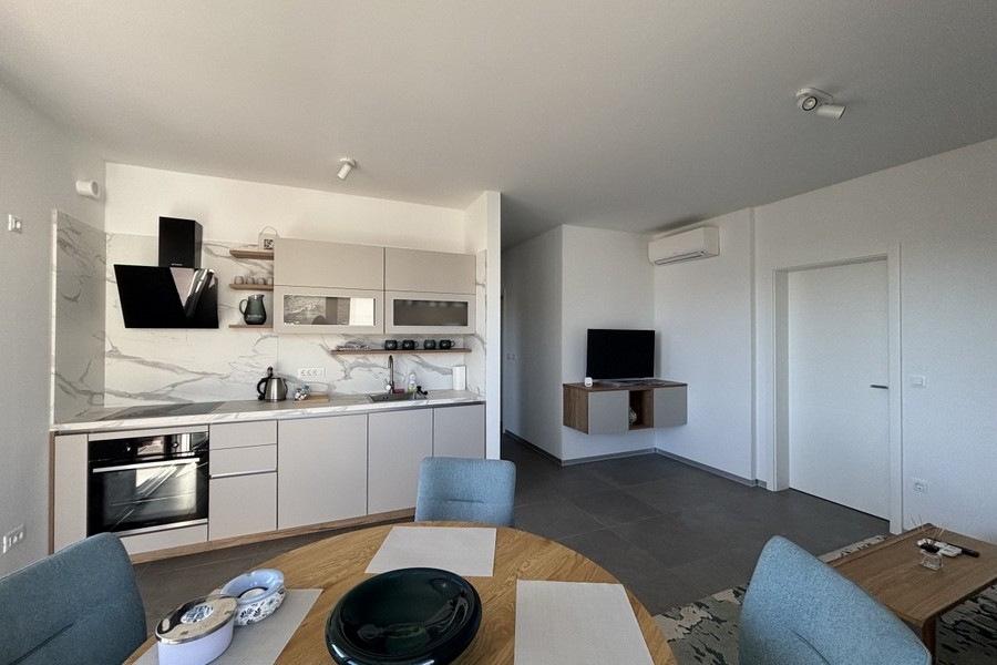 Otevřená kuchyně s obývací částí a moderním vybavením