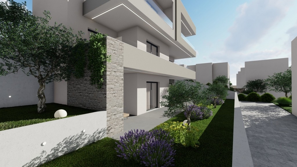 Terasa v přízemí s posezením a vstupem do zahrady