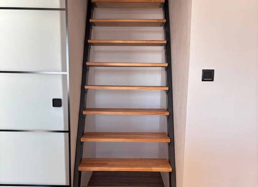 Dětský pokoj v podkroví se zkoseným stropem a pracovním koutem