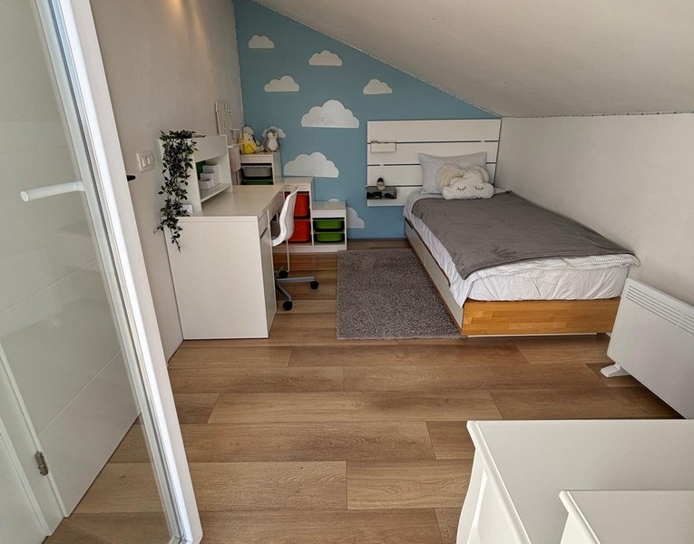 Pokoj se vstupem na terasu a venkovním výhledem