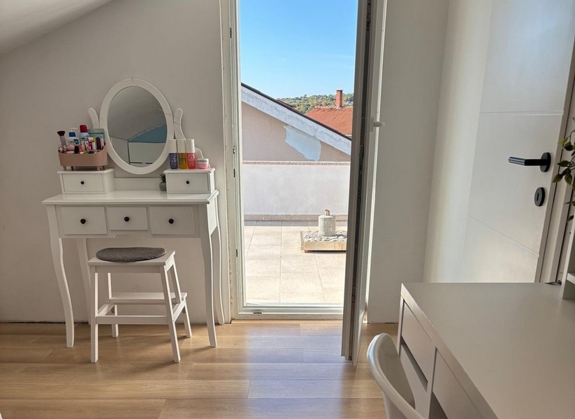 Terasa s posezením a venkovním prostorem