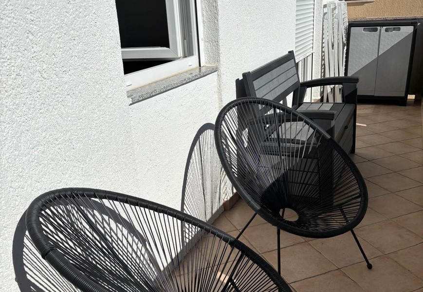 Balkon s posezením a výhledem do okolí