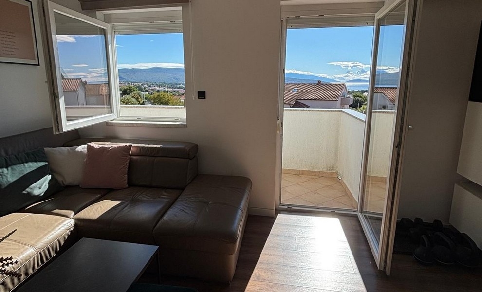 Kuchyň s přilehlým jídelním koutem a moderním vybavením