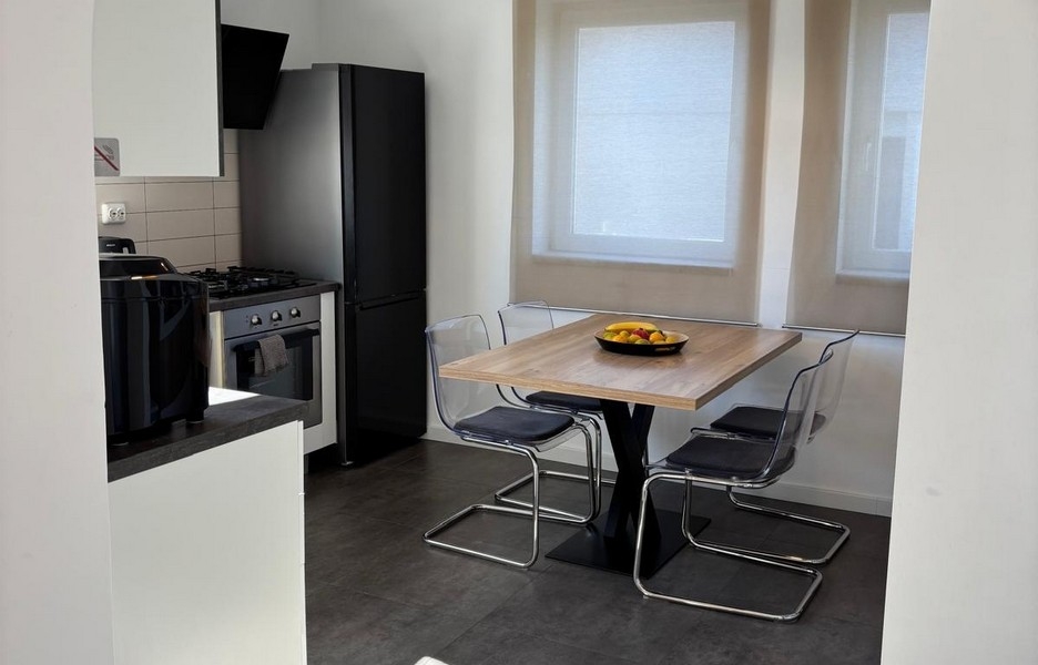 Moderně vybavená kuchyně s oknem a výhledem do okolí