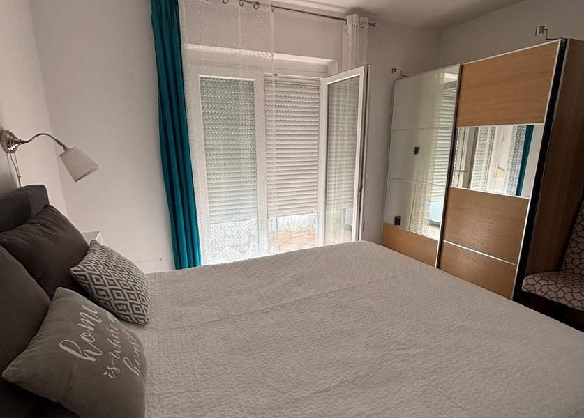 Šatní skříň s policemi a úložným prostorem