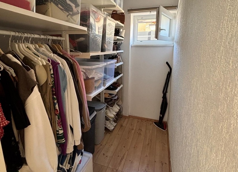 Vnitřní schodiště s dřevěnými stupni do horního patra