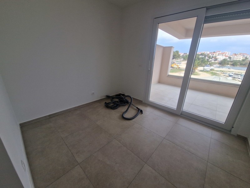 Ložnice se vstupem na balkon a výhledem na moře