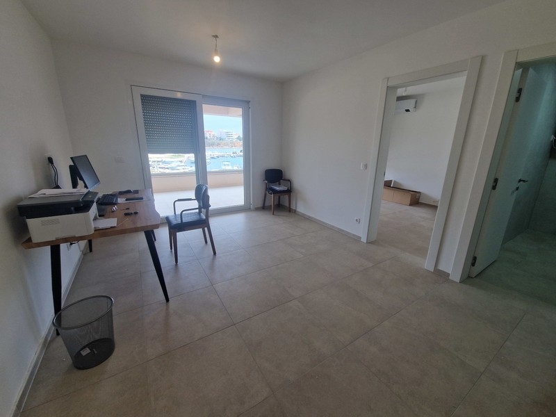 Obývací pokoj se vstupem na balkon a výhledem na moře