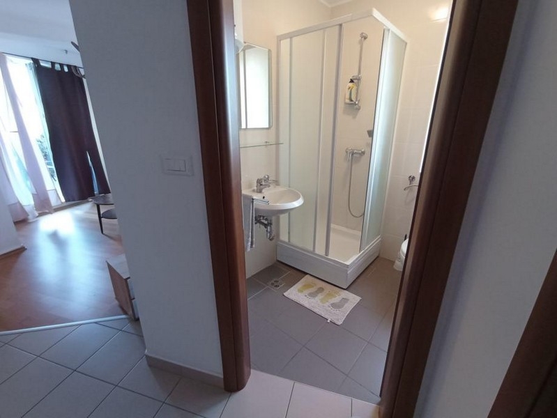 Koupelna se sprchovým koutem a umyvadlem