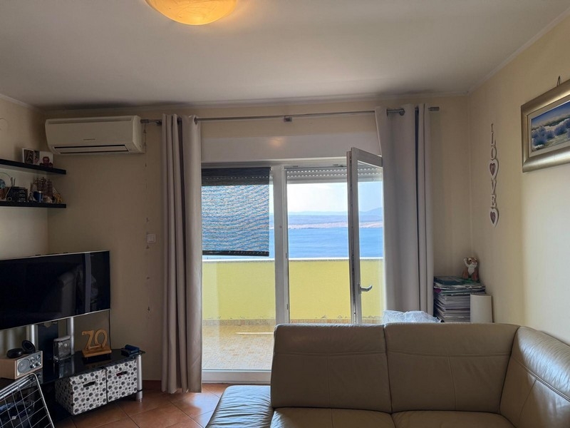 Obývací pokoj se vstupem na balkon a výhledem na moře