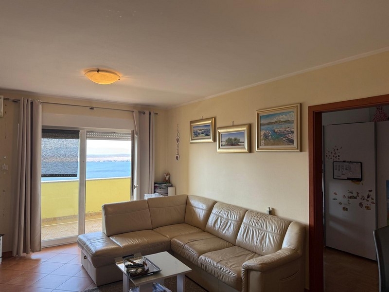 Obývací pokoj s pohovkou a výhledem na moře