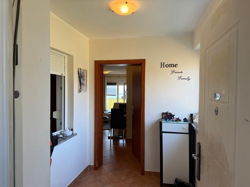 Vstupní prostor bytu s výhledem do obývacího pokoje