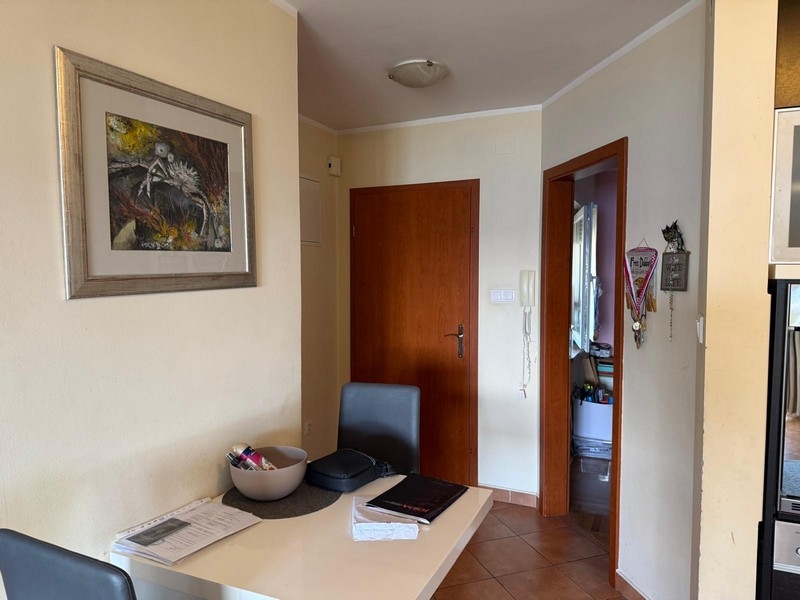 Jídelní kout v obývacím pokoji se vstupem do dalších místností