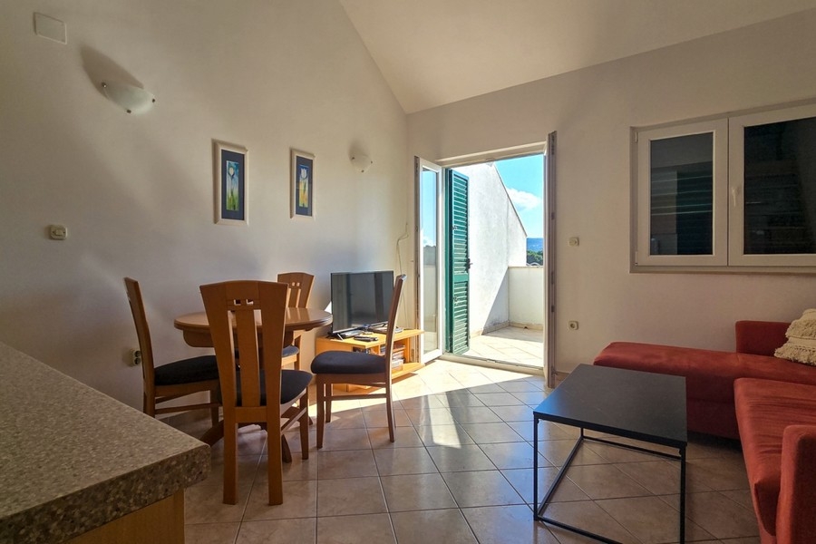 Obývací pokoj se vstupem na balkon a spoustou přirozeného světla