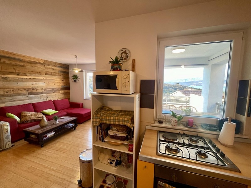 Otevřená kuchyně s vestavěnými spotřebiči a oknem s výhledem