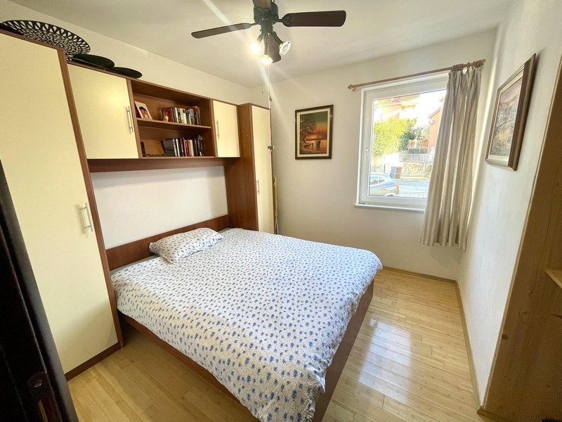 Ložnice s manželskou postelí a vestavěnou skříní