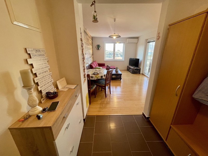 Vstupní prostor s chodbou a výhledem do obytné části