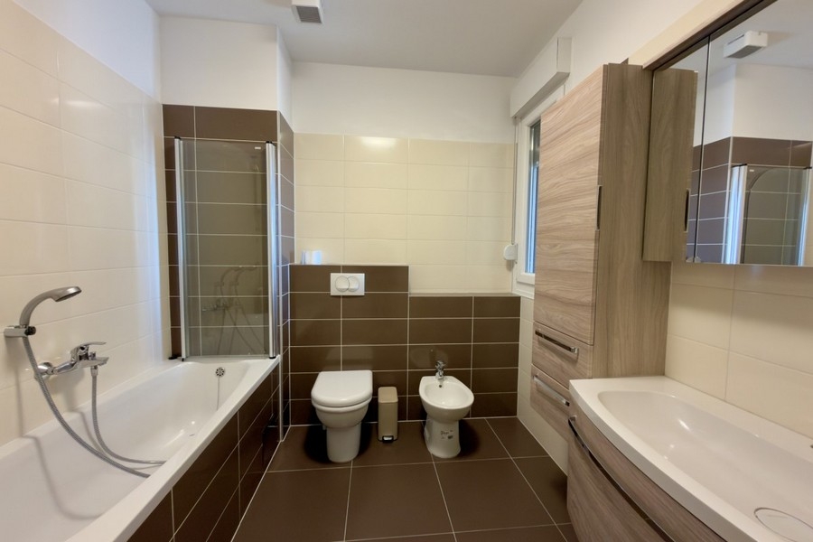 Koupelna s vanou, sprchovým koutem, toaletou a bidetem