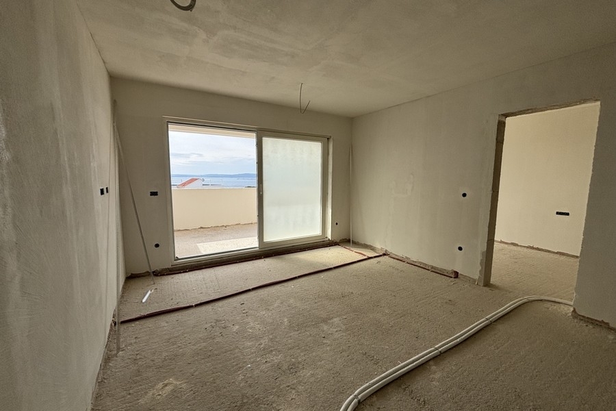 Obytná část s připravenou instalací a vstupem na terasu