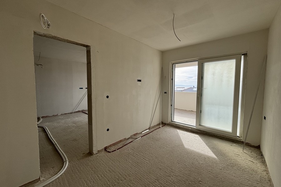 Ložnice v nedokončeném stavu s otevíráním oken