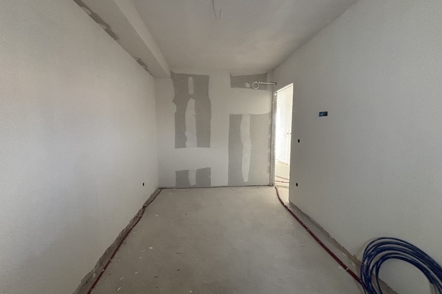 Nedokončený interiér s instalacemi do kuchyně nebo koupelny