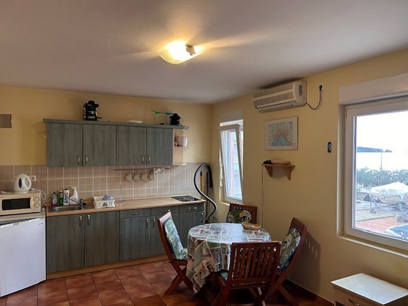 Otevřená kuchyně s vybavenou kuchyní a jídelním koutem