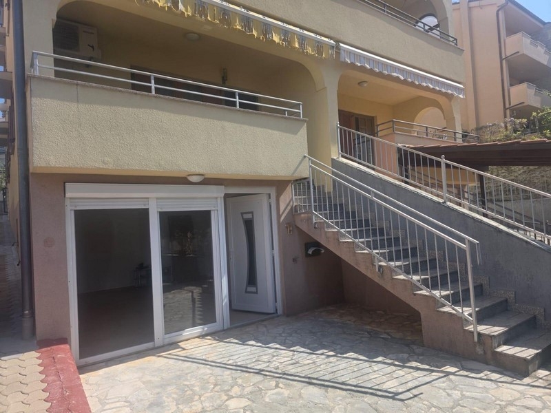 Obývací pokoj se vstupem na lodžii a výhledem na moře