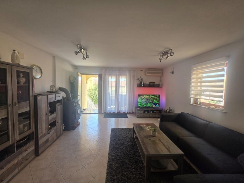 Kuchyňská linka s vestavěnými spotřebiči v kompaktním provedení