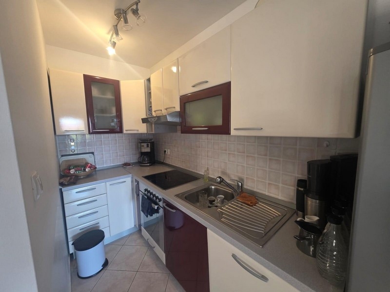 Ložnice s manželskou postelí a šatní skříní