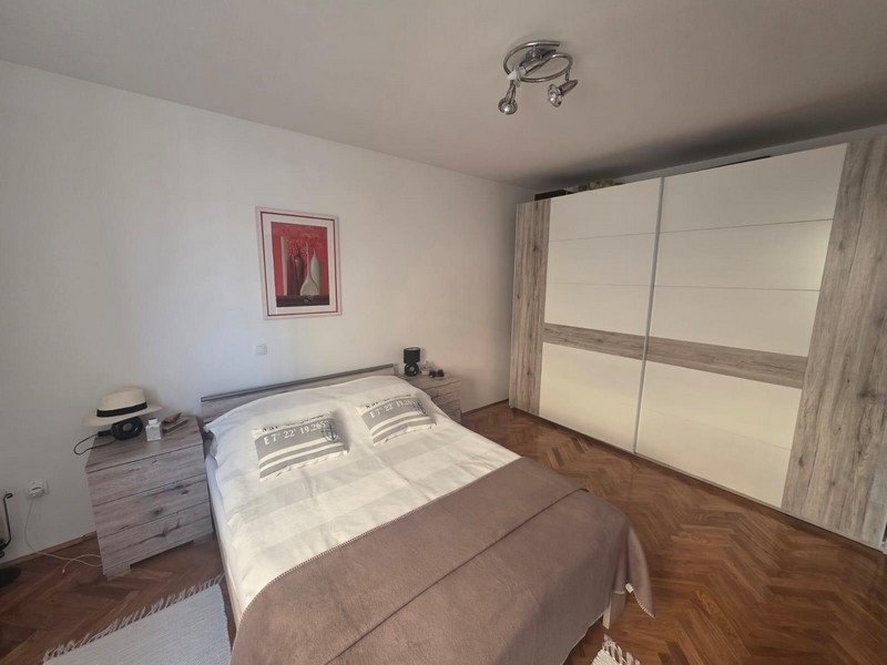 Koupelna se sprchovým koutem, pračkou a oknem