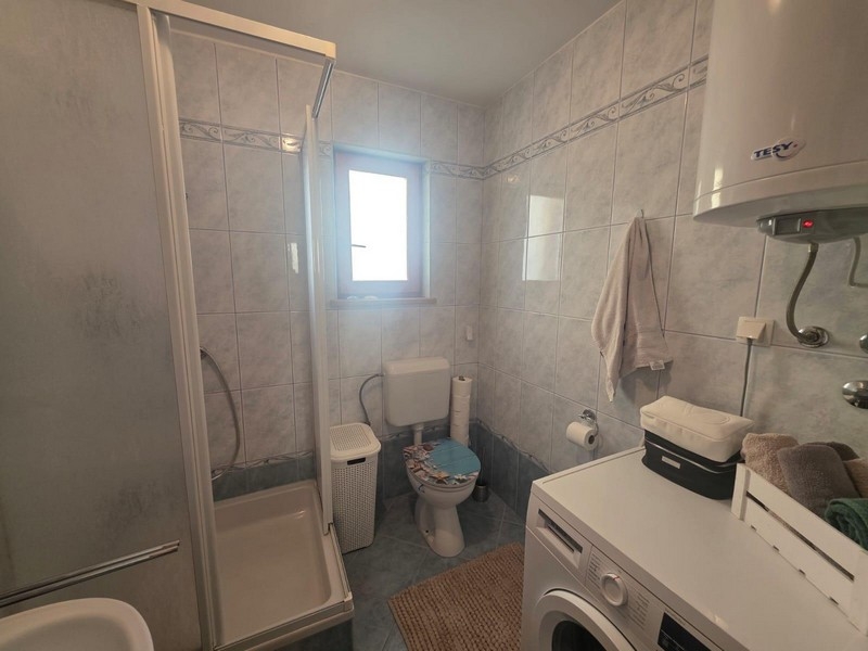 Suterénní studio s otevřeným prostorem a kuchyňským koutem