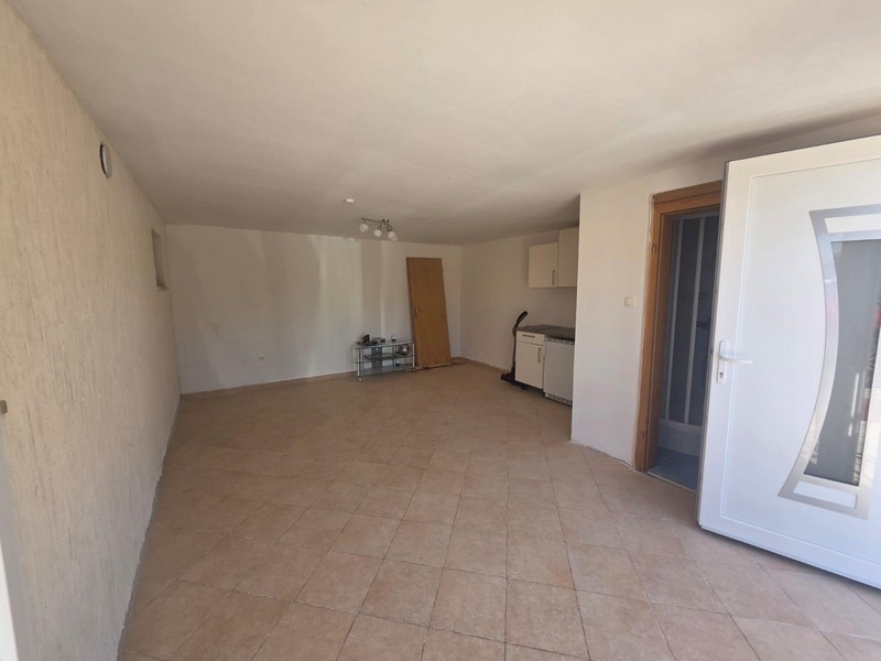 Venkovní plocha s dlážděnou terasou a parkovacími místy