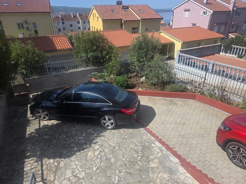 Výhled na okolí s částečným výhledem na oceán