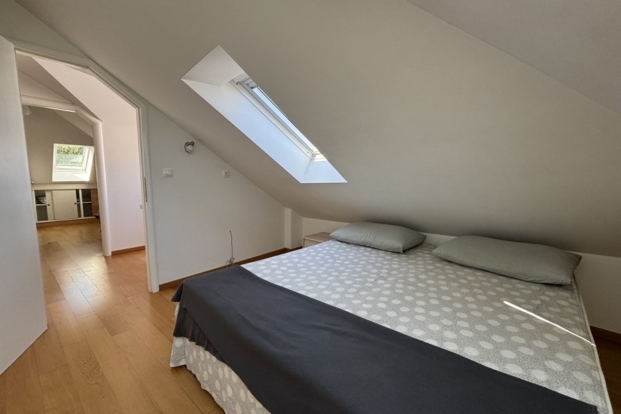 Ložnice s manželskou postelí.